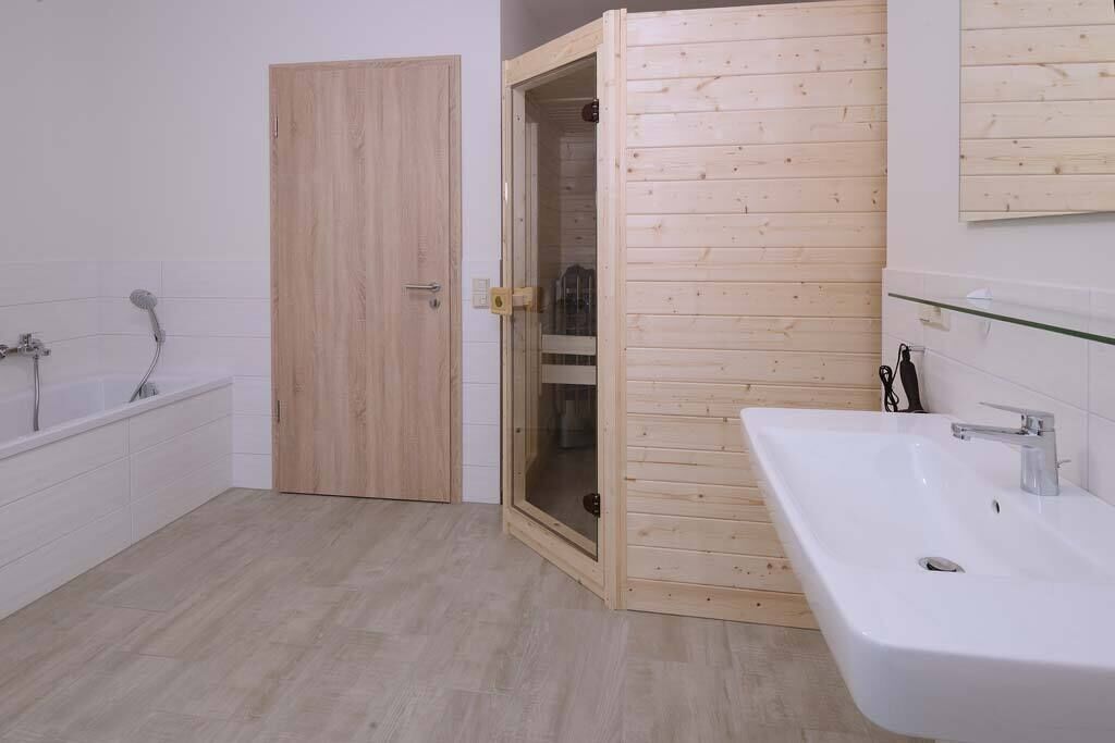 Deluxe-Apartment | Badezimmer | Haartrockner, Fußbodenheizung (Badezimmer), Handtücher, Toilettenpapier