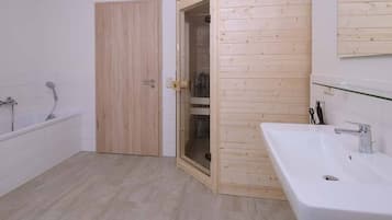 Deluxe-Apartment | Badezimmer | Haartrockner, Fußbodenheizung (Badezimmer), Handtücher, Toilettenpapier