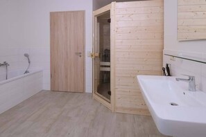 Deluxe Apartment | Bathroom | Hair dryer, heated floors, towels, toilet paper - Havel-Spitze Ferienwohnungen (Brandenburg an der Havel)