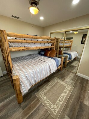 3 chambres, fer et planche à repasser, Wi-Fi gratuit, draps fournis