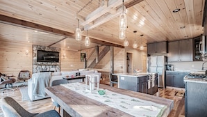 Una cocina amplia con armarios de madera, una isla central y horno integrado.