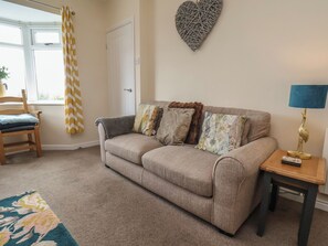 Cottage | Living area - North Terrace (Saltburn-by-the-Sea)