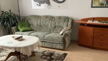 Smart-TV, Tischfußball, Bücher