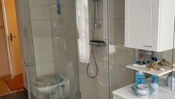 Dusche, Haartrockner, HandtĂŒcher, Seife