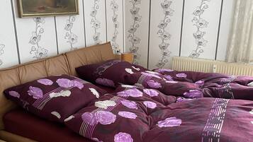 2 Schlafzimmer, BĂŒgeleisen/BĂŒgelbrett, kostenloses WLAN, BettwĂ€sche