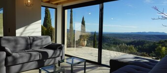 Villa isolée avec AC, piscine chauffée et vue sur les vignobles et la mer