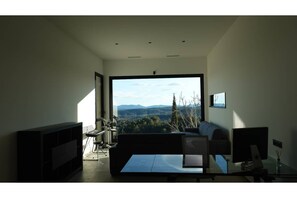 Smart TV, caminetto, videogiochi, lettore DVD