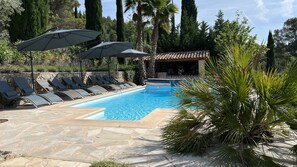 Utomhuspool och uppvärmd pool