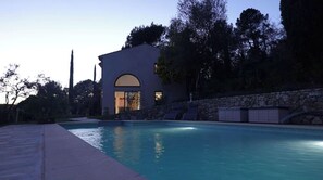 Utomhuspool och uppvärmd pool