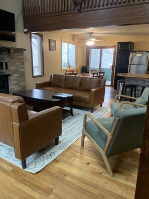 Téléviseur connecté, foyer, jeux vidéo, lecteur de DVD