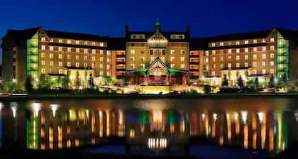 Lakeside Community Escape w/ Amenities Arcade Hiking Rafting Paintball