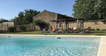 Charming outbuilding in the heart of the château-fort of Montreuil Bonnin Swimming pool 6 per