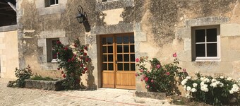 Charming outbuilding in the heart of the château-fort of Montreuil Bonnin Swimming pool 6 per