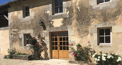 Charming outbuilding in the heart of the château-fort of Montreuil Bonnin Swimming pool 6 per