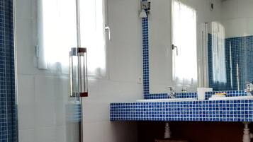Ensemble douche/baignoire, sĂšche-cheveux