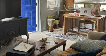 cool vibes! artsy single dwelling 5 minutes from beach