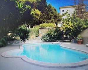 Een buitenzwembad, een verwarmd zwembad