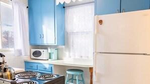 Coffee/tea maker, fridge, microwave, oven - New Listing!! Charming French Studio Apartment (Laramie)