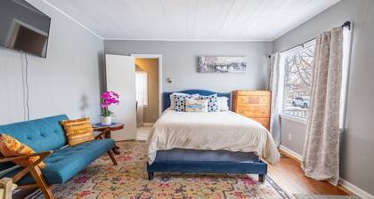 New Listing!! Charming French Studio Apartment