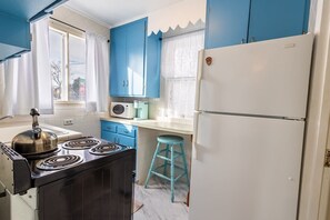 Frigorífico, microondas, horno y placa de cocina
