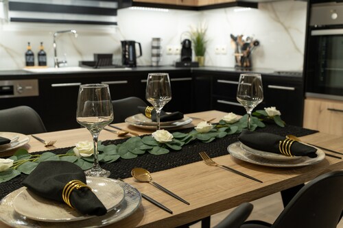 Stylishly decorated house - Free Private Parking & Fibre Internet!