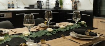 Stylishly decorated house - Free Private Parking & Fibre Internet!
