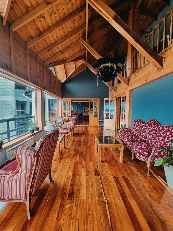 23-inch LED TV with cable channels, TV