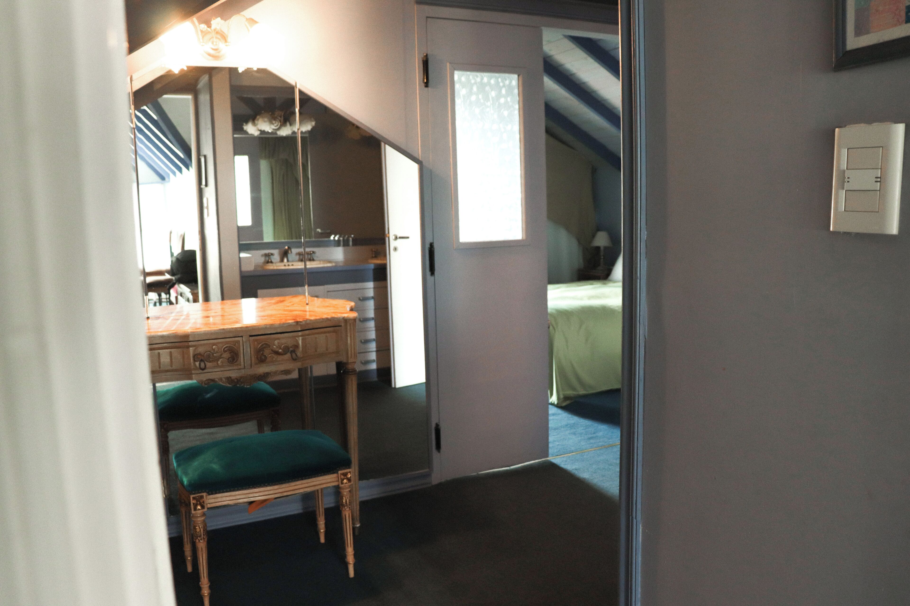 Une chambre à coucher avec un lit, une table de chevet et une fenêtre.