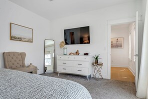 5 bedrooms, iron/ironing board, travel cot, free WiFi - 4 cruiser bikes, 8 beach chairs, .5 mile to beach POOL OPEN! (Inlet Beach)