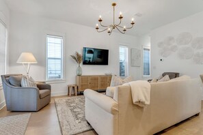 Smart TV - 4 cruiser bikes, 8 beach chairs, .5 mile to beach POOL OPEN! (Inlet Beach)