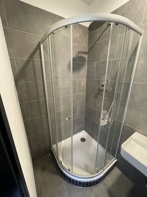 Habitación empresarial | Baño | Regadera, secadora de cabello, toallas, jabón 