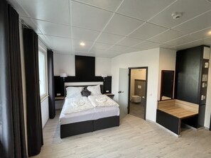 Habitación doble familiar | Ropa de cama de alta calidad, minibar y escritorio 