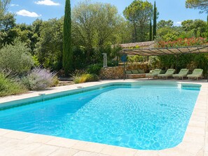 Una piscina al aire libre, una piscina climatizada