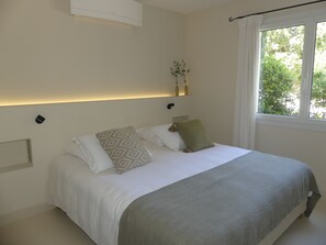 4 bedrooms, desk, iron/ironing board, free WiFi