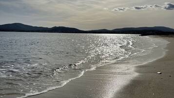 Playa en los alrededores, camastros y toallas de playa