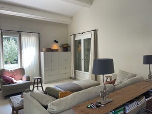 Smart TV, fireplace, table tennis, music library