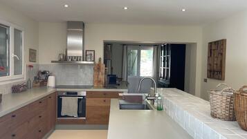 Een koelkast, een microgolfoven, een oven, een kookplaat