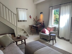 Smart TV, fireplace, table tennis, music library