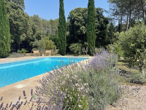 Utomhuspool och uppvärmd pool