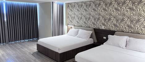 Dobbeltrom – deluxe | Skrivebord, skrivebord for bærbar PC, wi-fi (inkludert) og sengetøy