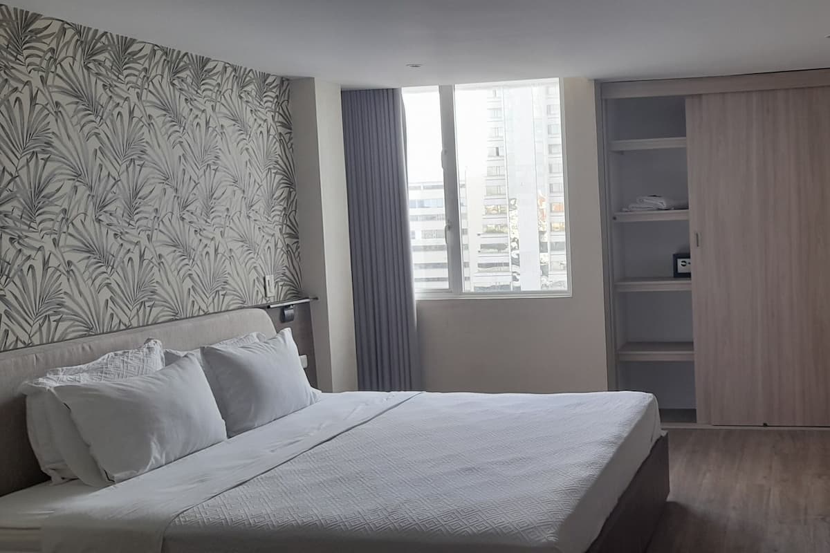 Chambre Double Deluxe, 1 trĂšs grand lit | Bureau, espace de travail pour ordinateur portable, Wi-Fi gratuit