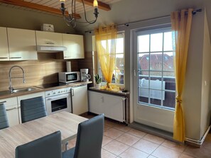 Fridge, microwave, stovetop, coffee/tea maker - Vacation apartment close to the beach. Mother-Father-Child-Clinic Friedrichskoog-Spitze (Friedrichskoog)
