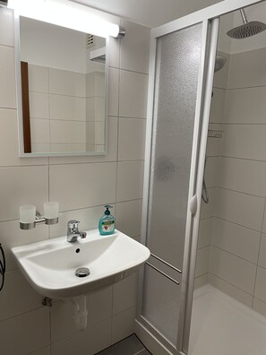 Shower, hair dryer, towels - Vacation apartment close to the beach. Mother-Father-Child-Clinic Friedrichskoog-Spitze (Friedrichskoog)