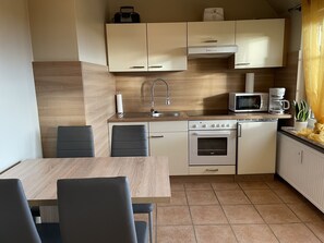 Fridge, microwave, stovetop, coffee/tea maker - Vacation apartment close to the beach. Mother-Father-Child-Clinic Friedrichskoog-Spitze (Friedrichskoog)