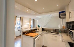 Jääkaappi, mikroaaltouuni, uuni, liesi