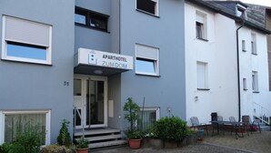 An apartment building with a sign reading "APARTHOTEL ZUMDOM" and a number "51" on the facade. - Relaxed living in a centrally located apartment (Kleinblittersdorf)