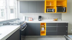 Een koelkast, een magnetron, een oven, een kookplaat