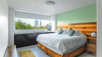 3 bedrooms, desk, iron/ironing board, free WiFi