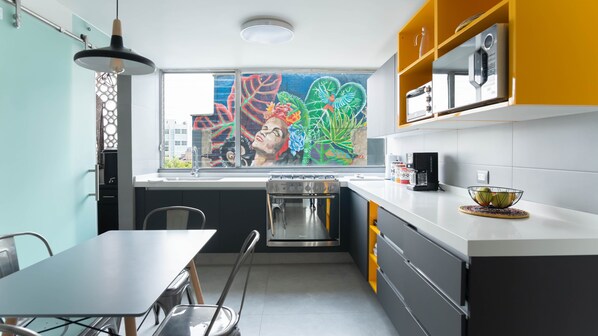 Een koelkast, een microgolfoven, een oven, een kookplaat