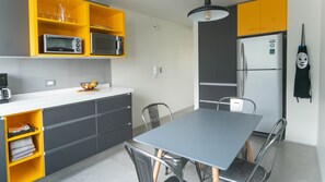 Réfrigérateur, four à micro-ondes, un four, surface de cuisson